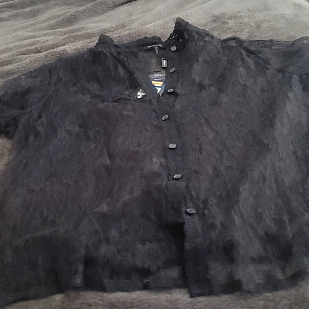 Daisy Fuentes 1x black lace tshirt